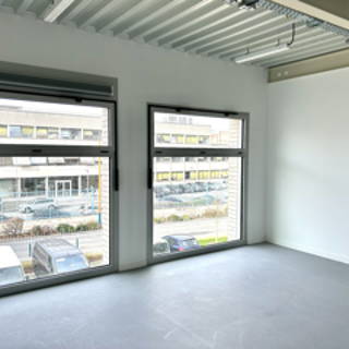 Bureau privé 22 m² 5 postes Coworking Rue Denis Papin Pantin 93500 - photo 2
